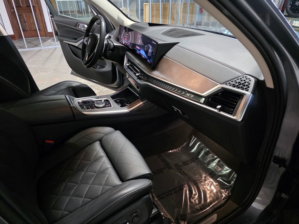 Used 2025 BMW X7 xDrive40i w/ Premium Package image 22