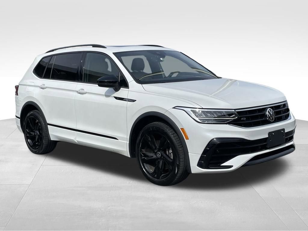 Used 2023 Volkswagen Tiguan SE R-Line image 3