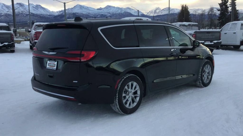 New 2026 Chrysler Pacifica Select image 8