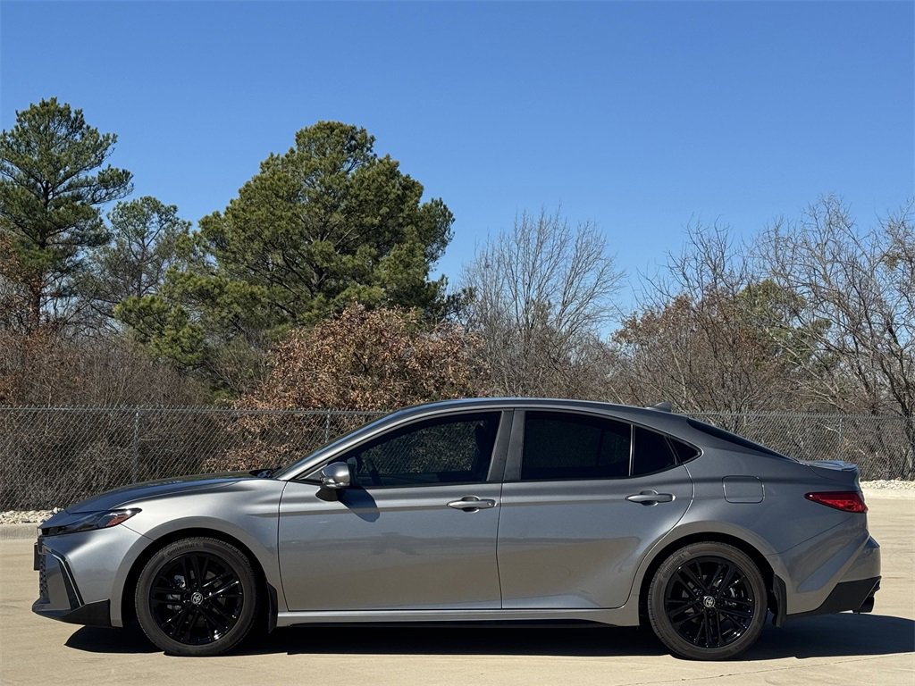 Used 2025 Toyota Camry SE w/ Convenience Package image 3