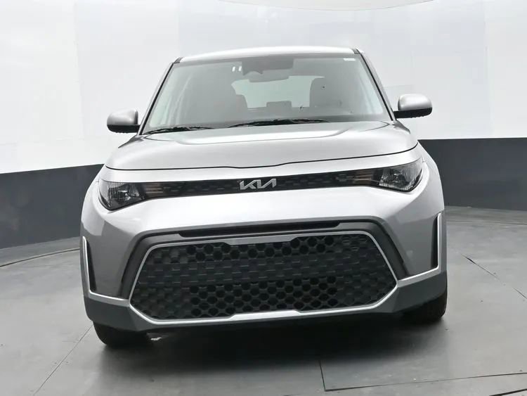 Used 2025 Kia Soul LX w/ LX Technology Package FWD image 3