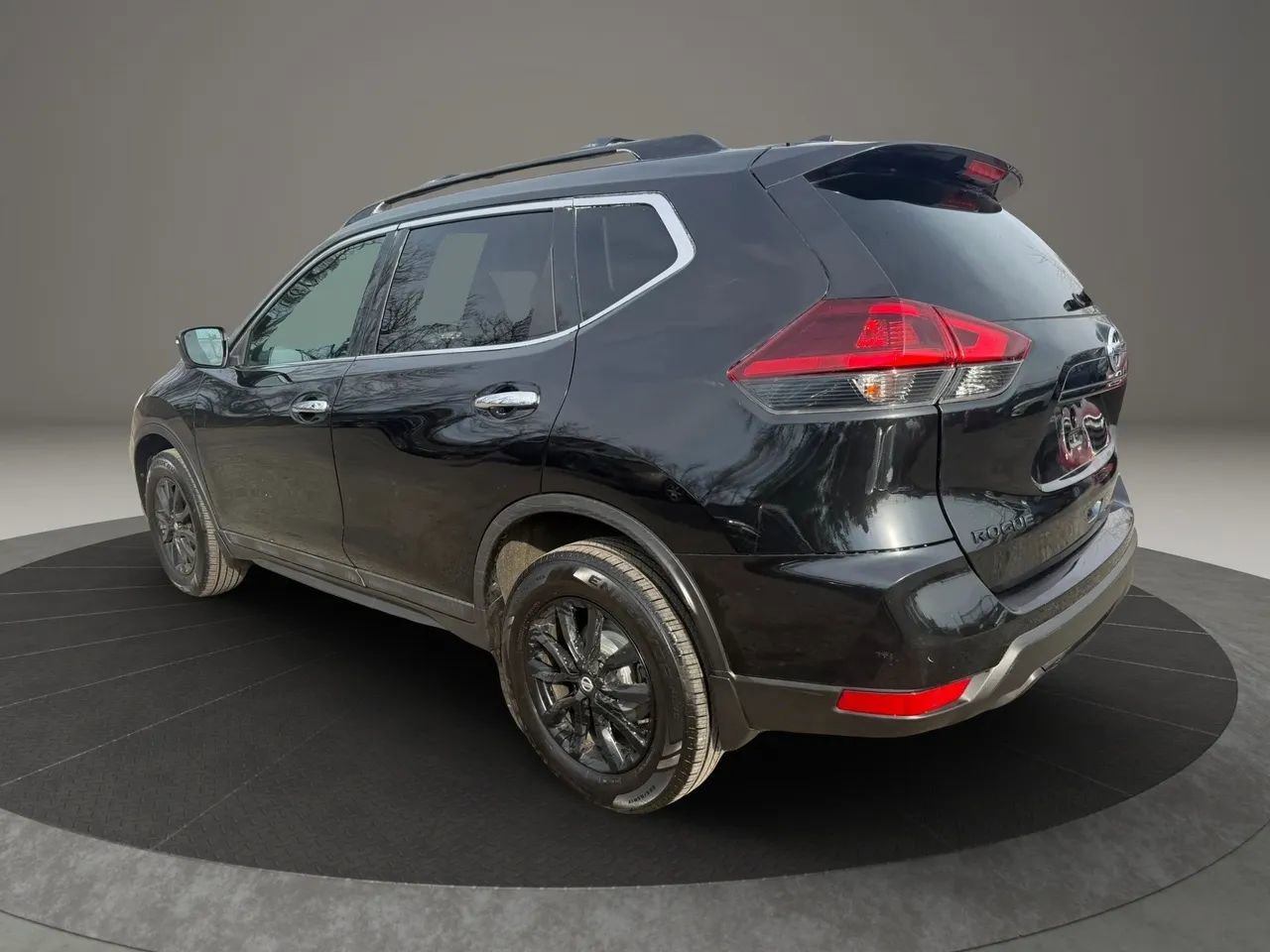 Used 2018 Nissan Rogue SV w/ Premium Package image 7