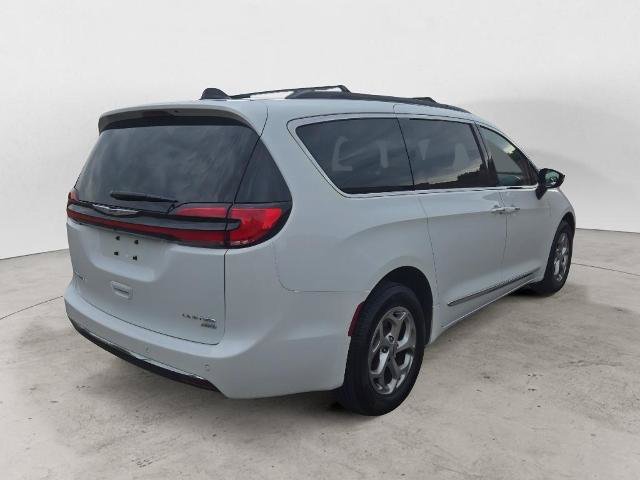 Used 2023 Chrysler Pacifica Limited AWD/4WD image 5