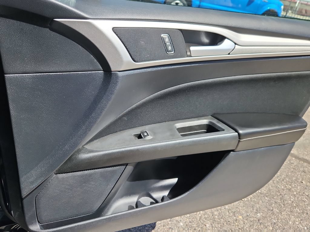 Used 2020 Ford Fusion SE FWD image 14