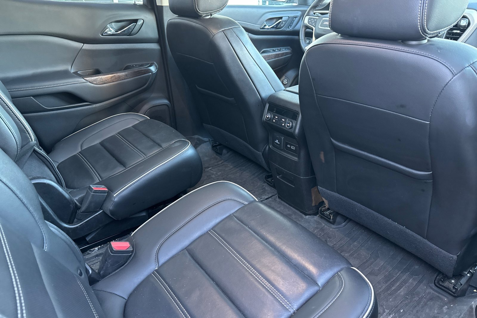 Used 2023 GMC Acadia Denali w/ Black Diamond Edition image 18