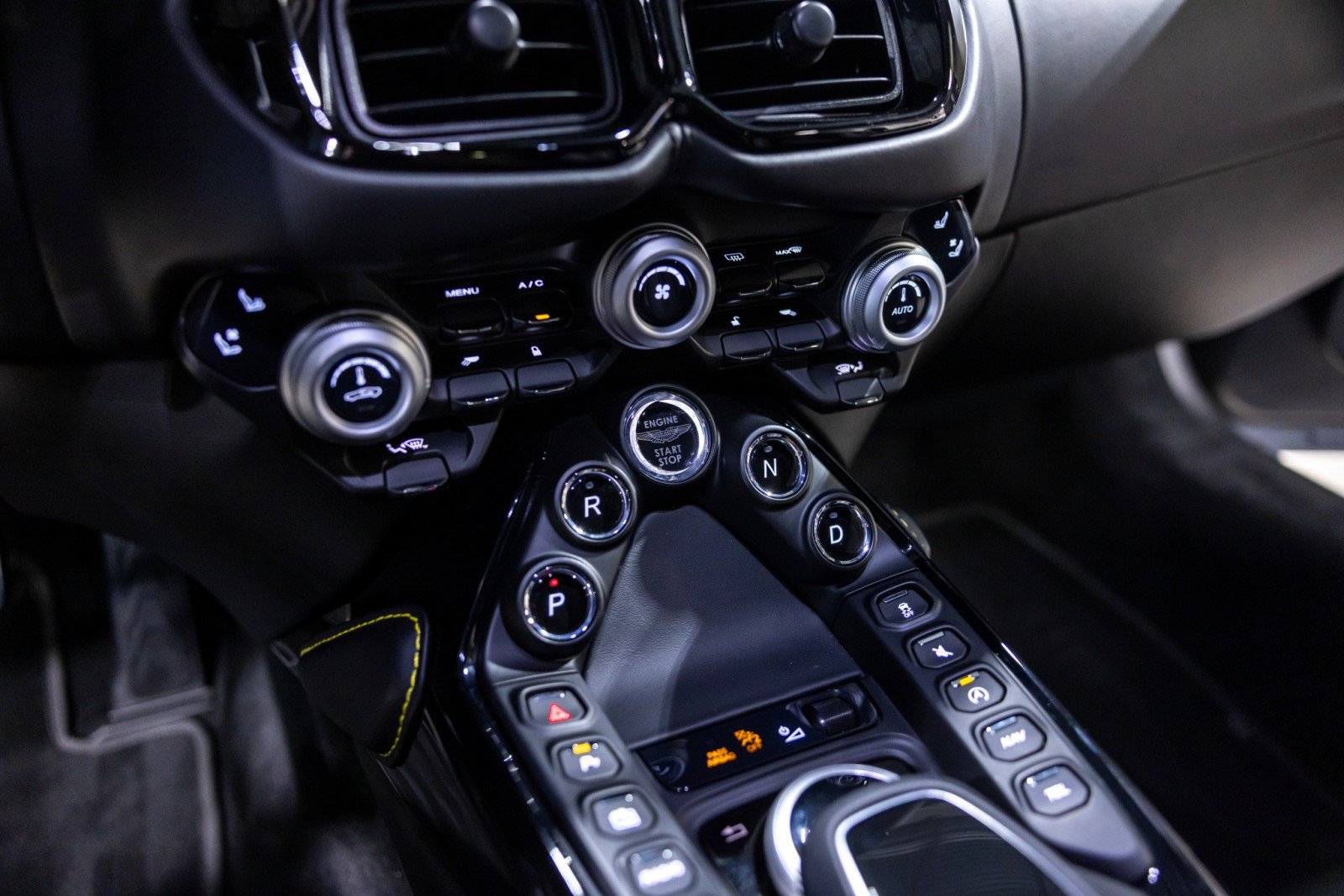 Used 2022 Aston Martin V8 Vantage Coupe RWD image 47