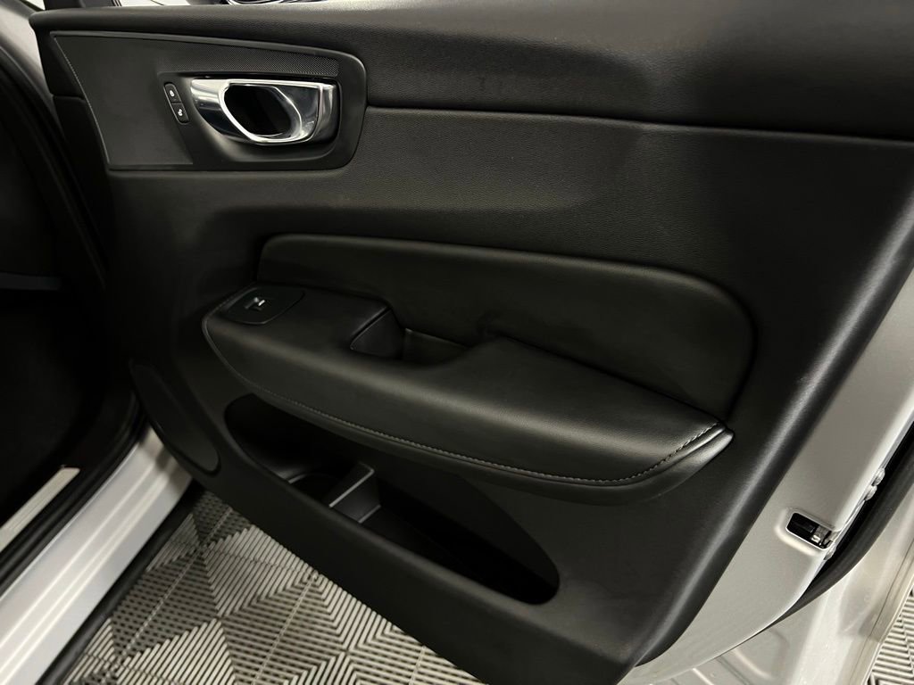 Used 2024 Volvo XC60 B5 Core image 33