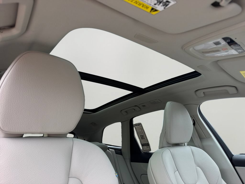 Certified 2024 Volvo XC60 B5 Plus w/ Climate Package AWD/4WD image 7