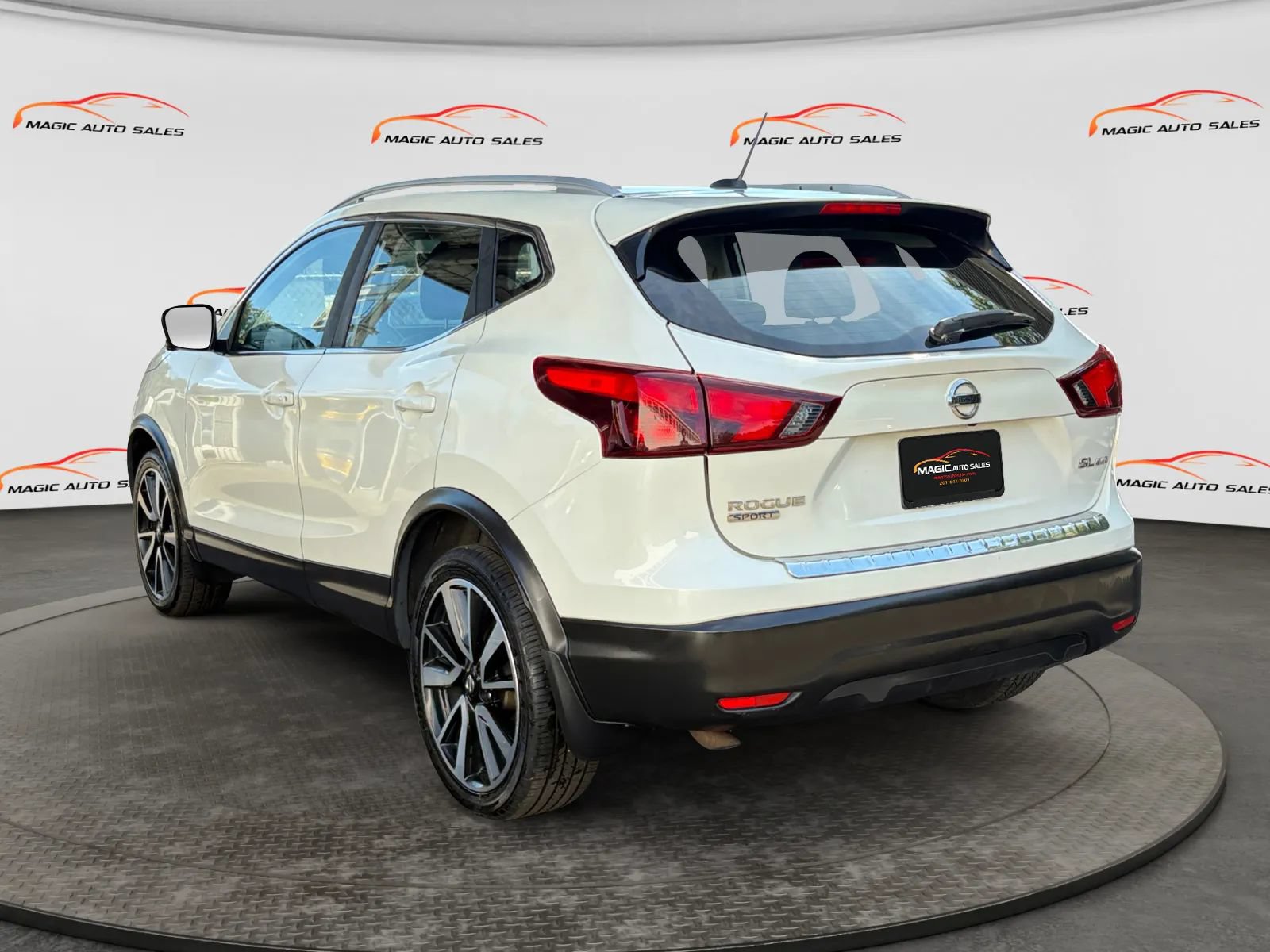 Used 2017 Nissan Rogue Sport SL w/ SL Premium Package AWD/4WD image 8