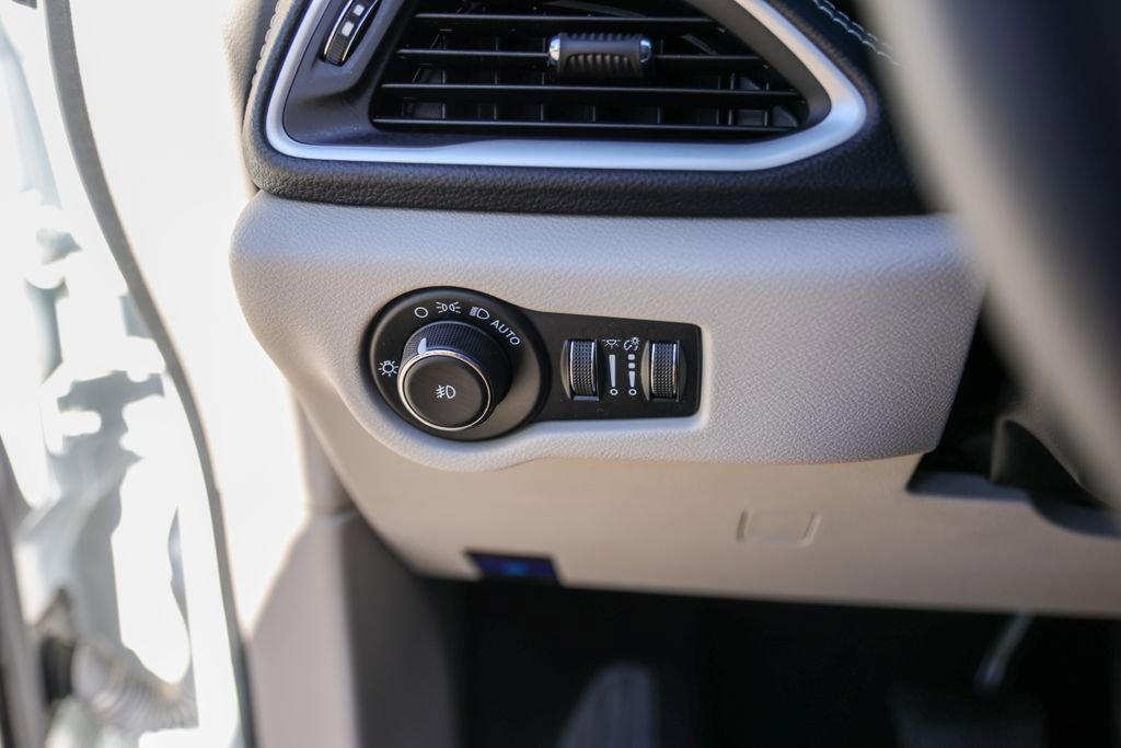 Used 2022 Chrysler Pacifica Touring-L image 18