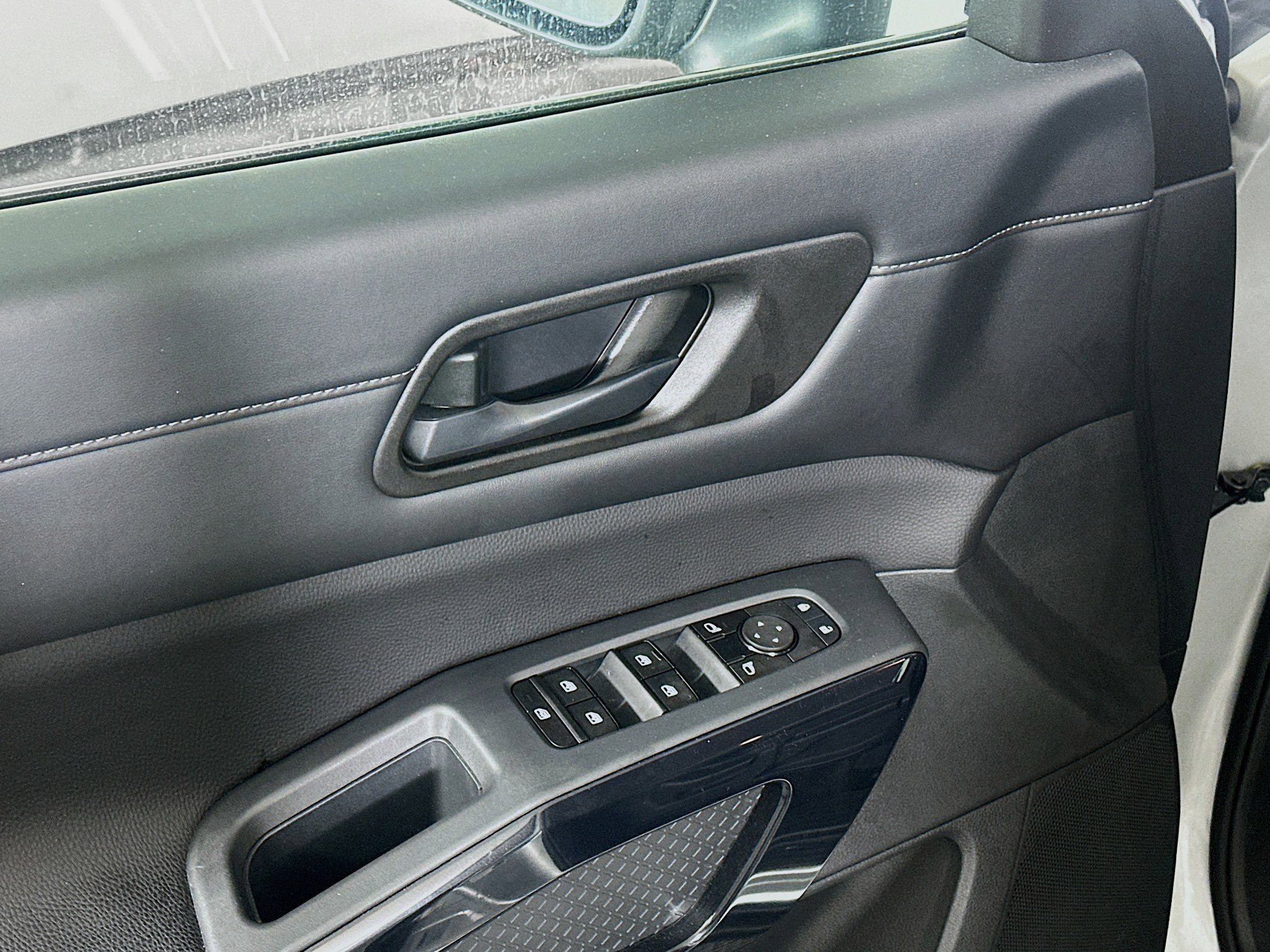 Used 2024 Nissan Pathfinder S image 15