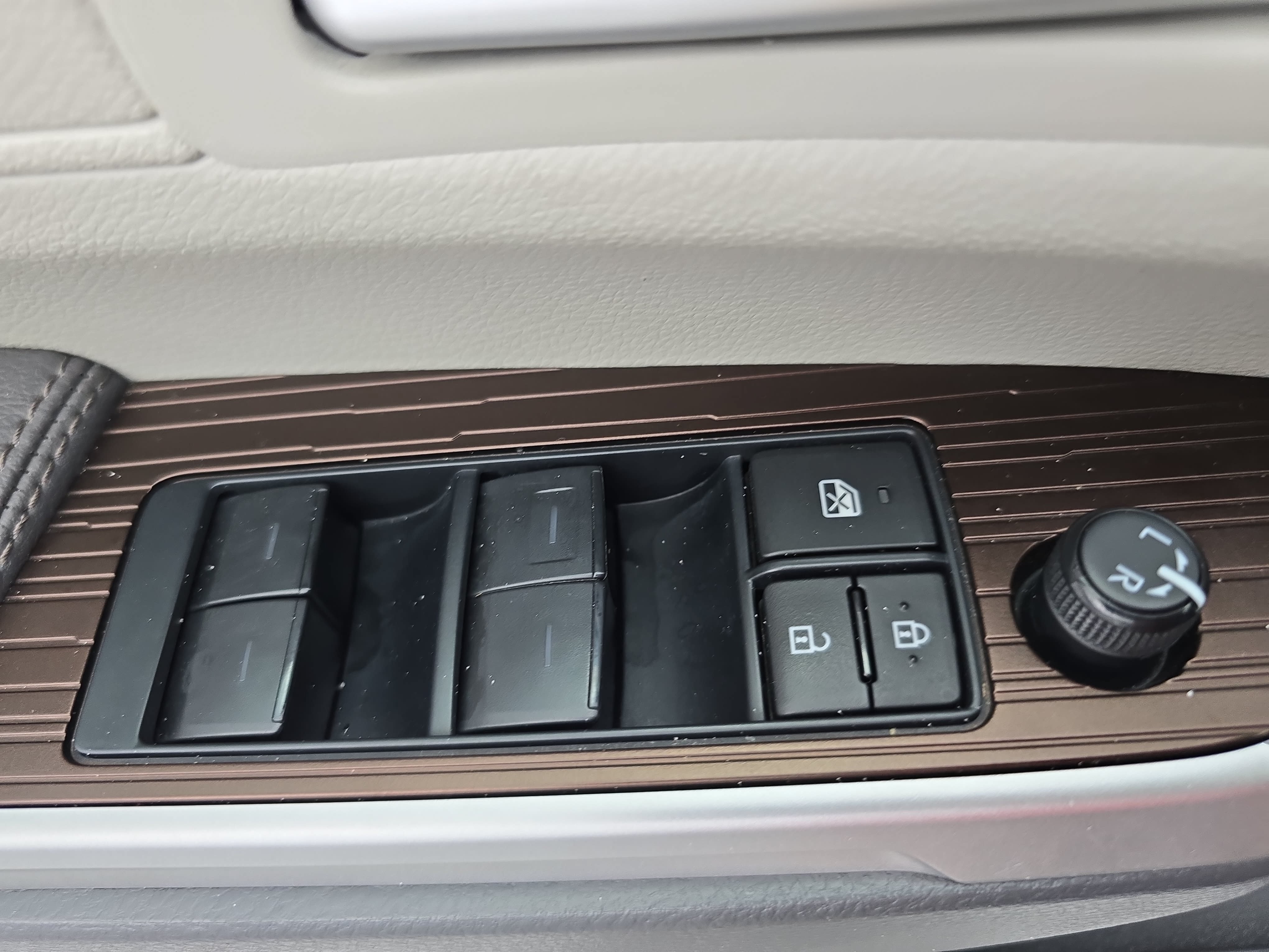 Used 2024 Toyota Sienna XLE FWD image 28