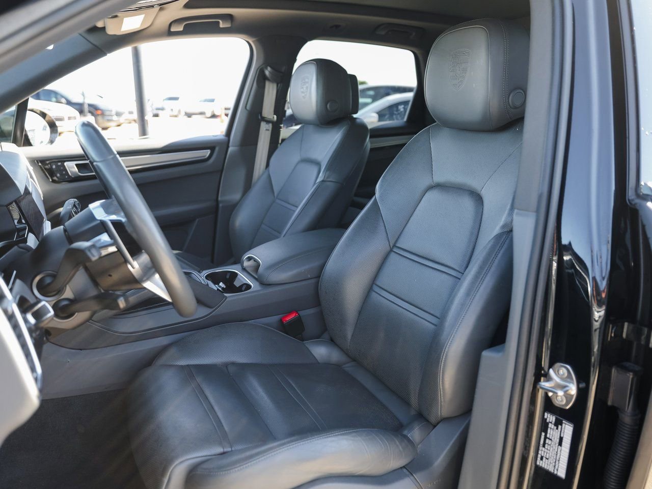 Certified 2023 Porsche Cayenne Platinum Edition image 5