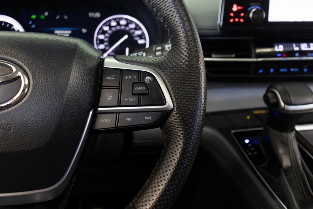 Used 2024 Toyota Sienna Limited image 28