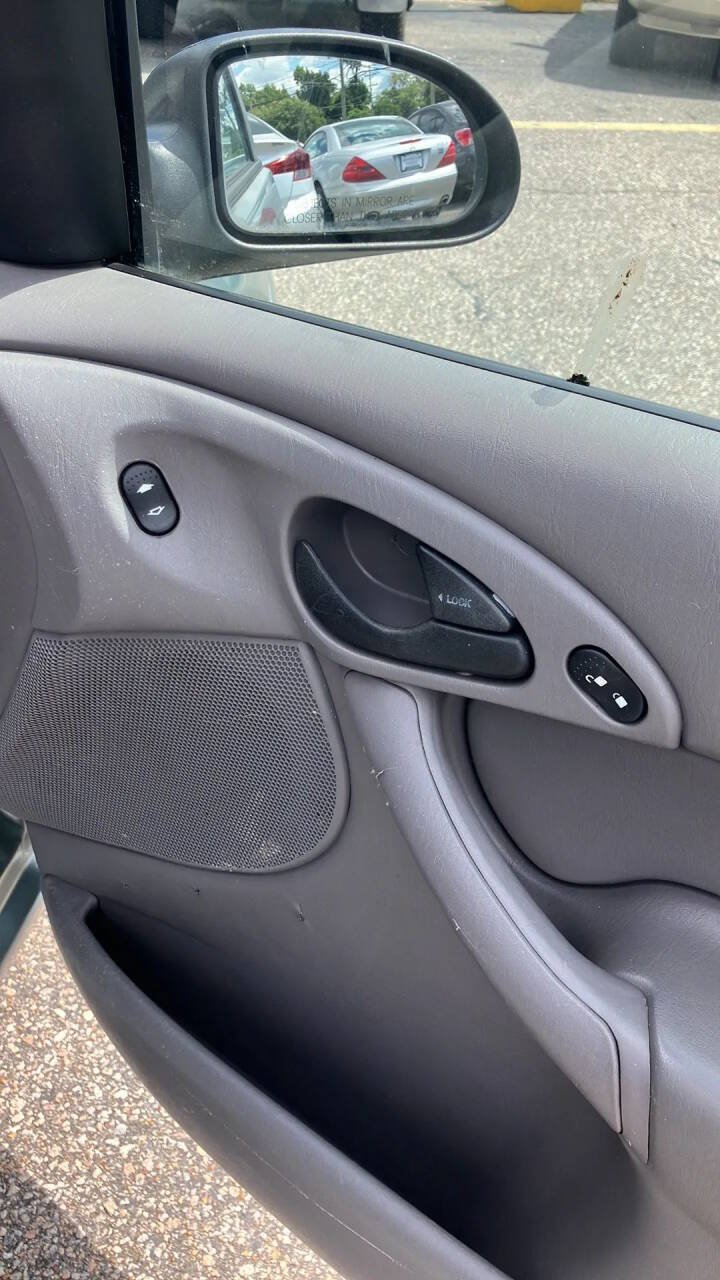 Used 2003 Ford Focus SE FWD image 12