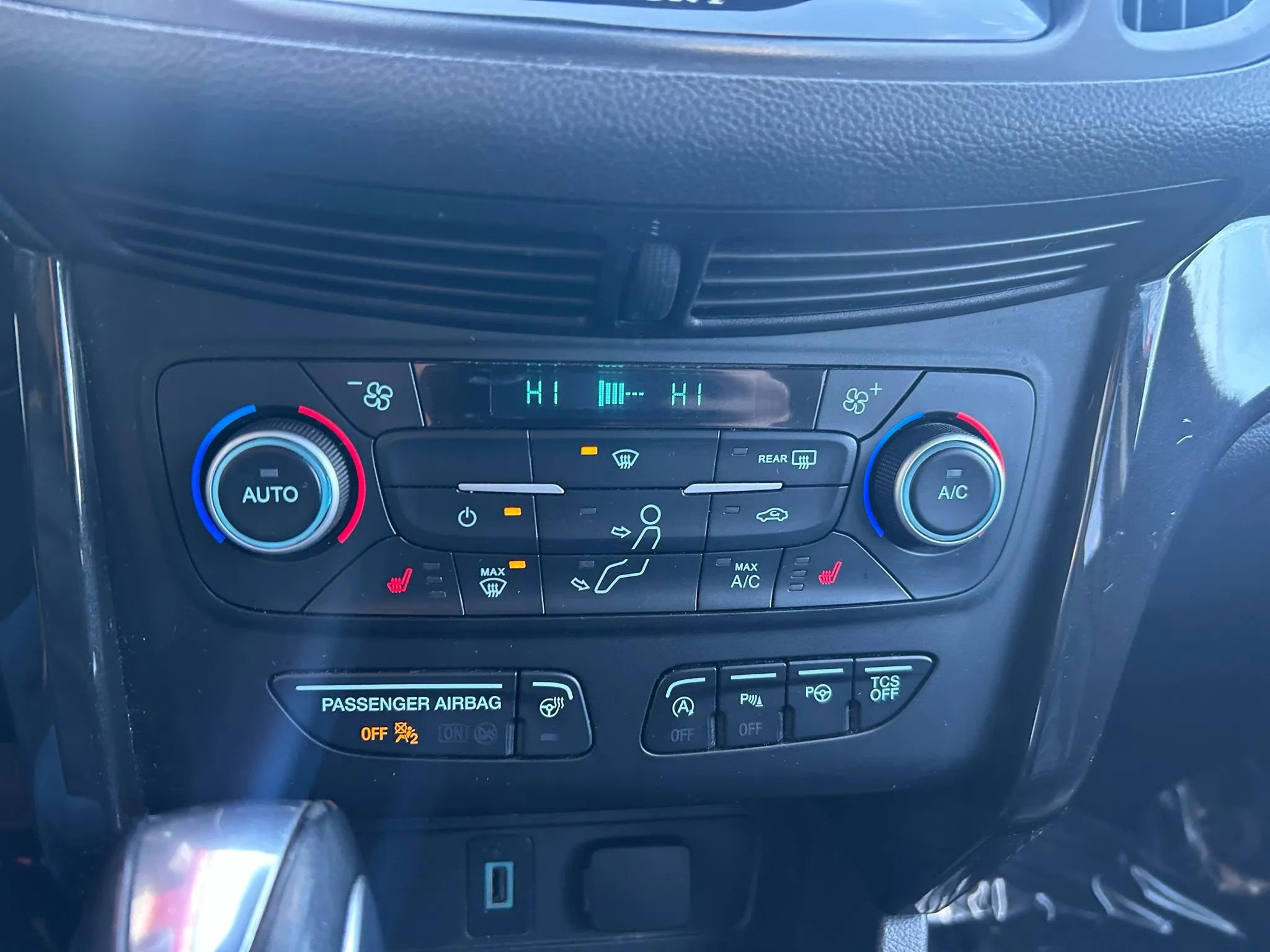 Used 2019 Ford Escape Titanium image 9