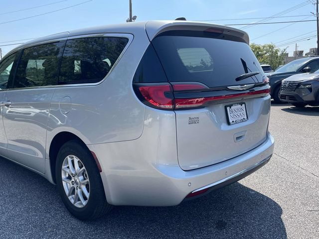 Used 2024 Chrysler Pacifica Touring-L FWD image 12