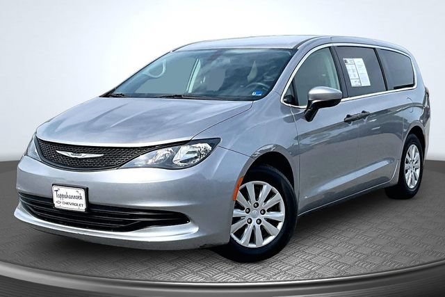 Used 2020 Chrysler Voyager L FWD image 1