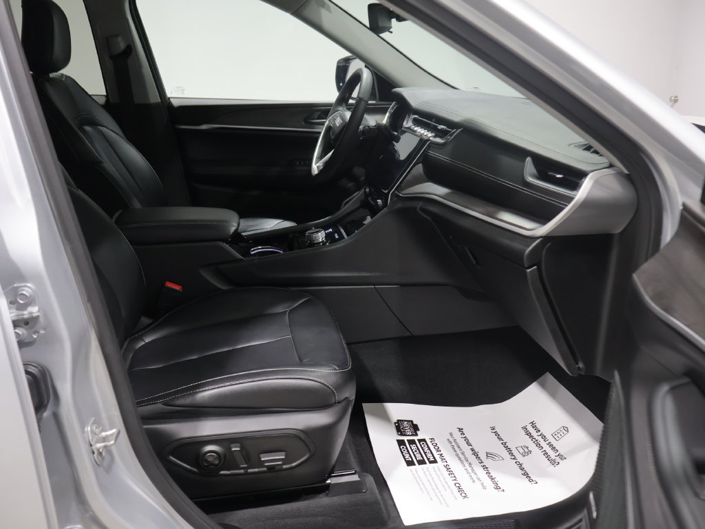Used 2023 Jeep Grand Cherokee Limited w/ Black Appearance Package AWD/4WD image 23