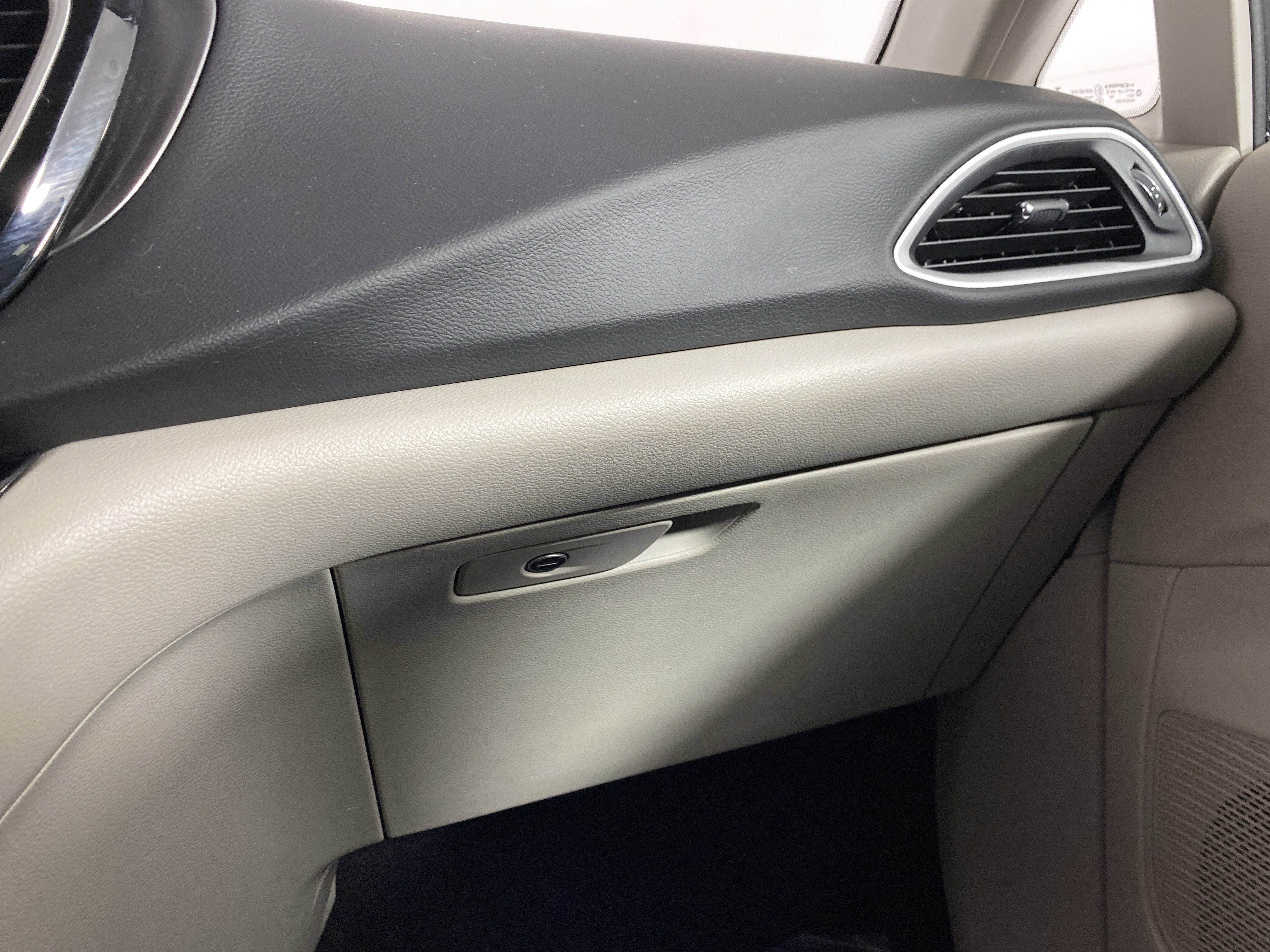 Used 2024 Chrysler Pacifica Touring-L image 30