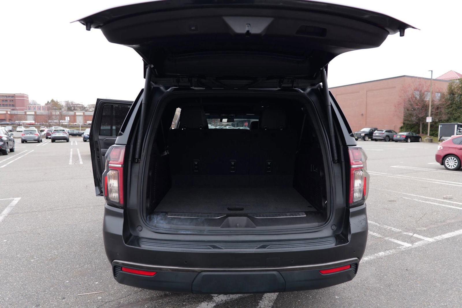 Used 2021 Chevrolet Suburban RST w/ Luxury Package image 34