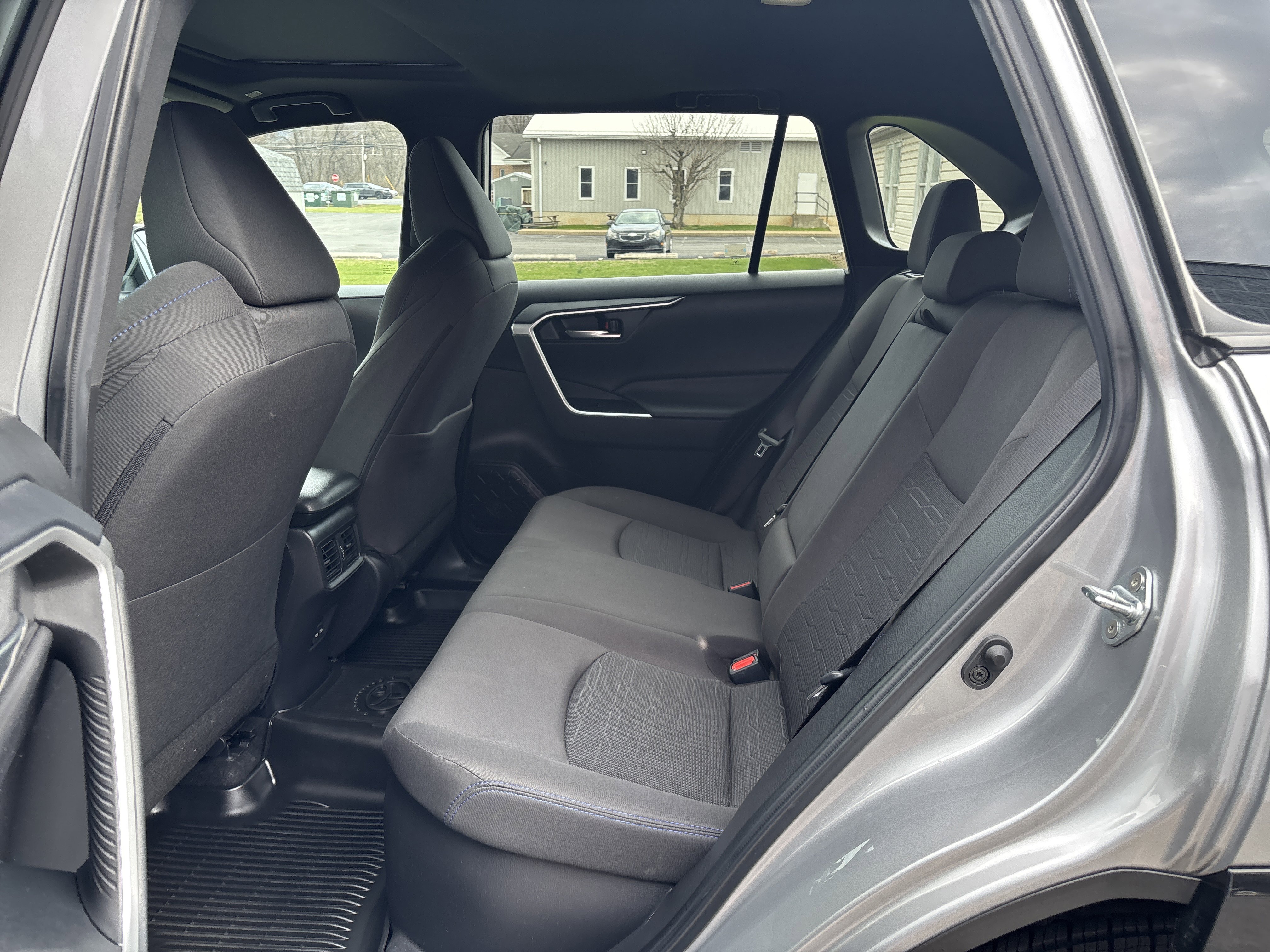 Used 2023 Toyota RAV4 SE w/ Convenience Package image 14