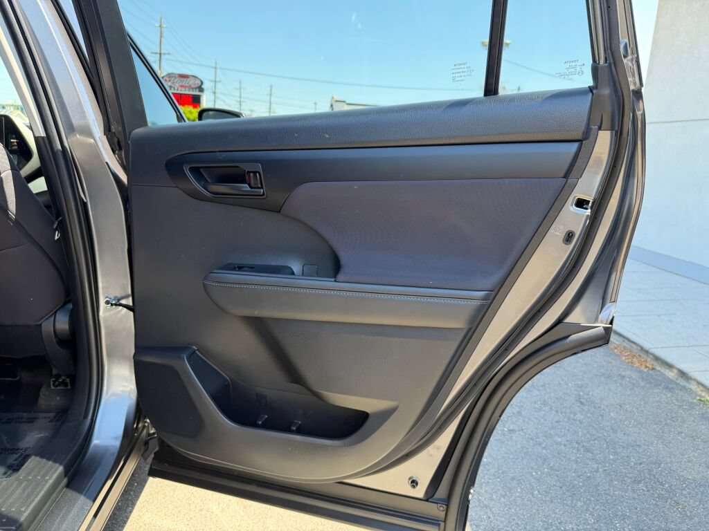 Used 2023 Toyota Highlander LE AWD/4WD image 26