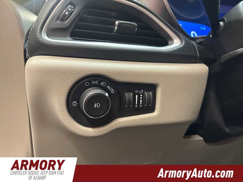 Used 2023 Chrysler Pacifica Touring-L w/ Uconnect Theater Family Group image 10