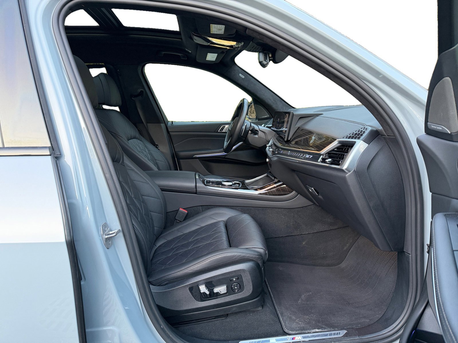Used 2023 BMW X7 xDrive40i w/ Executive Package image 16
