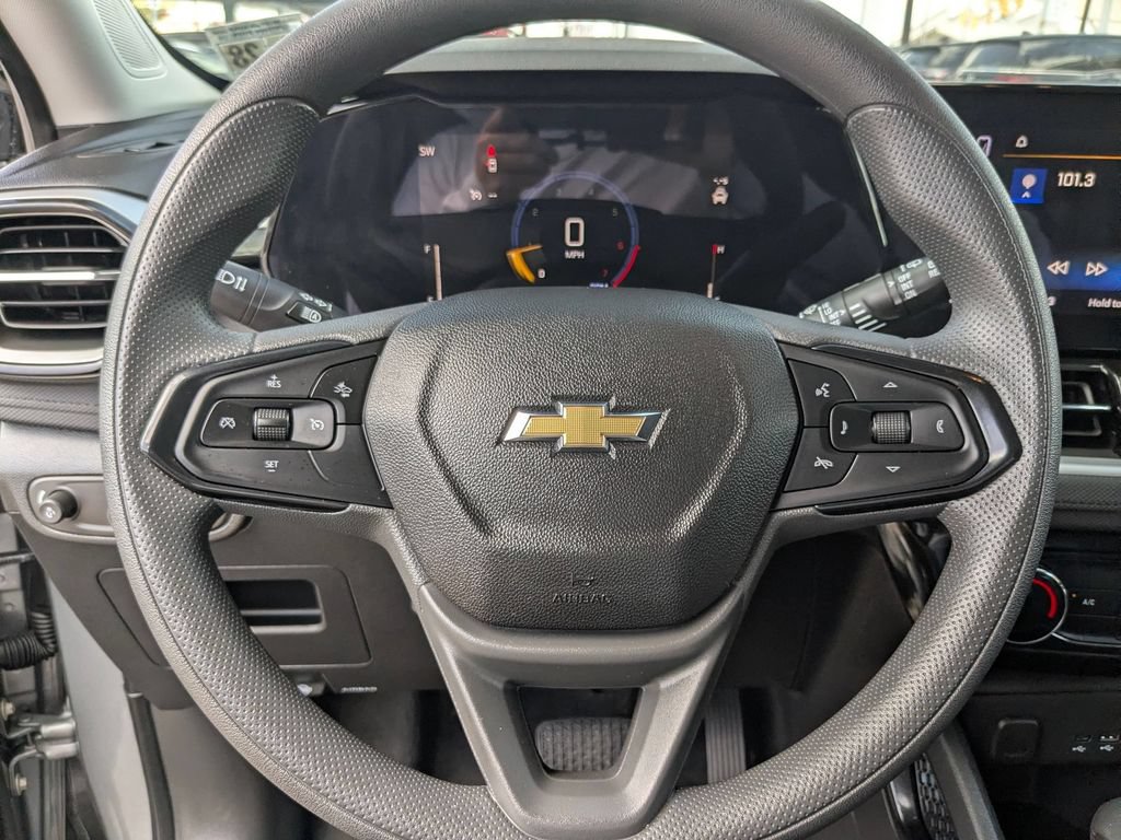 Used 2025 Chevrolet TrailBlazer LT AWD/4WD image 16