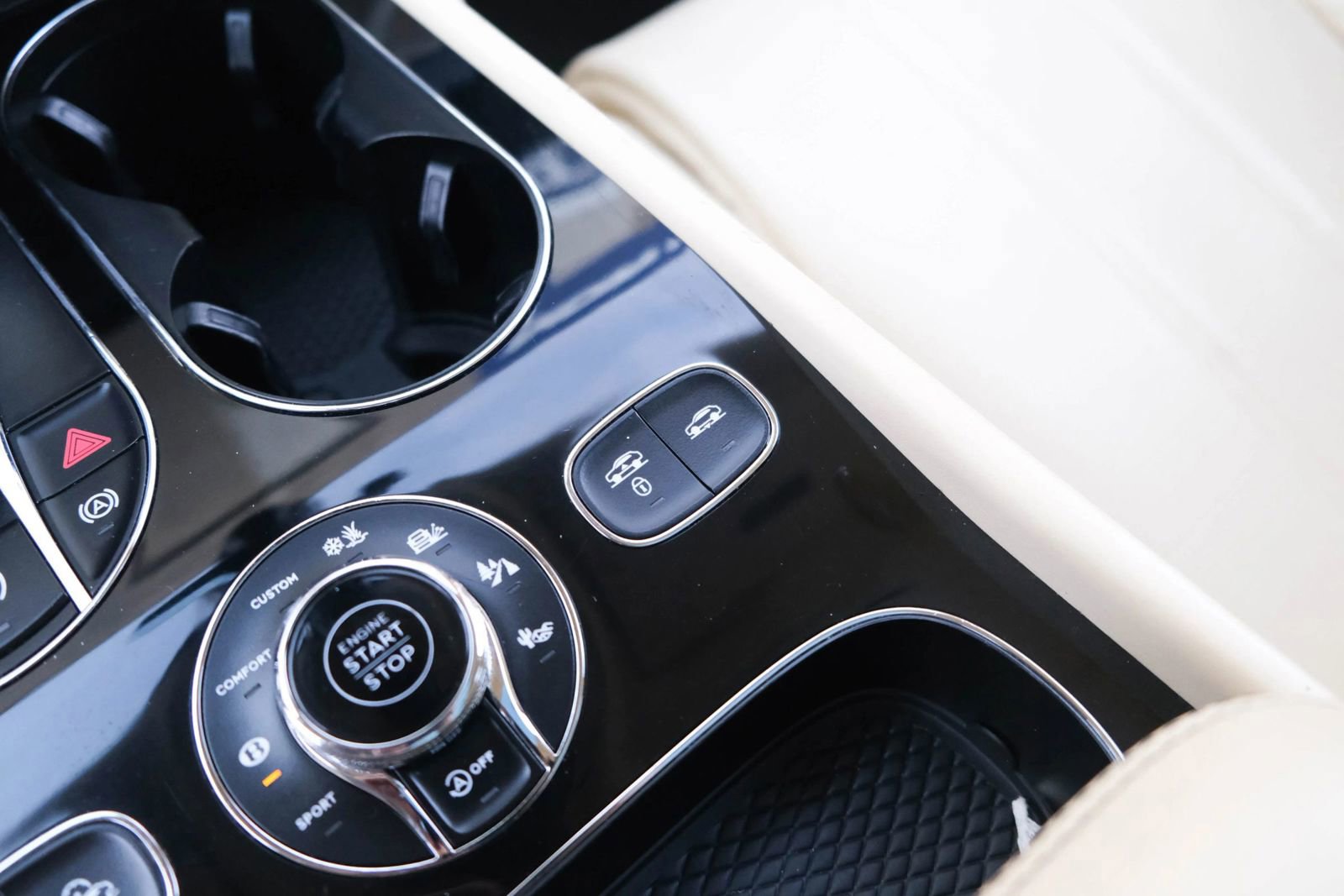 Used 2018 Bentley Bentayga image 44