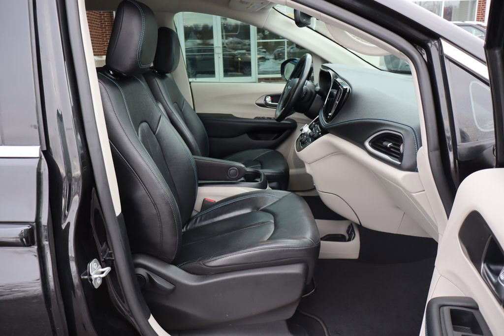 Used 2021 Chrysler Pacifica Touring-L w/ Uconnect Theater Family Group image 56