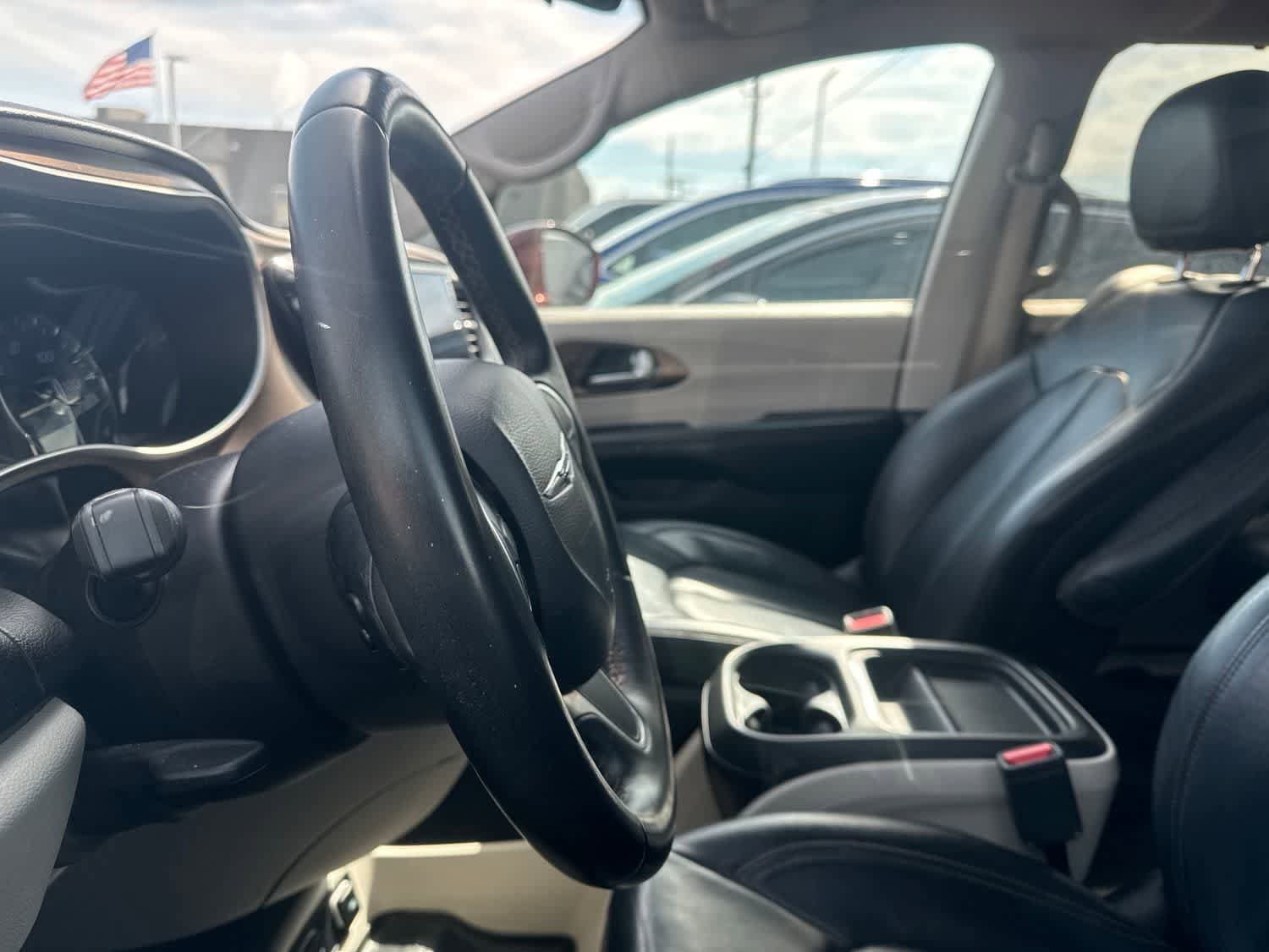 Used 2017 Chrysler Pacifica Touring-L FWD image 30
