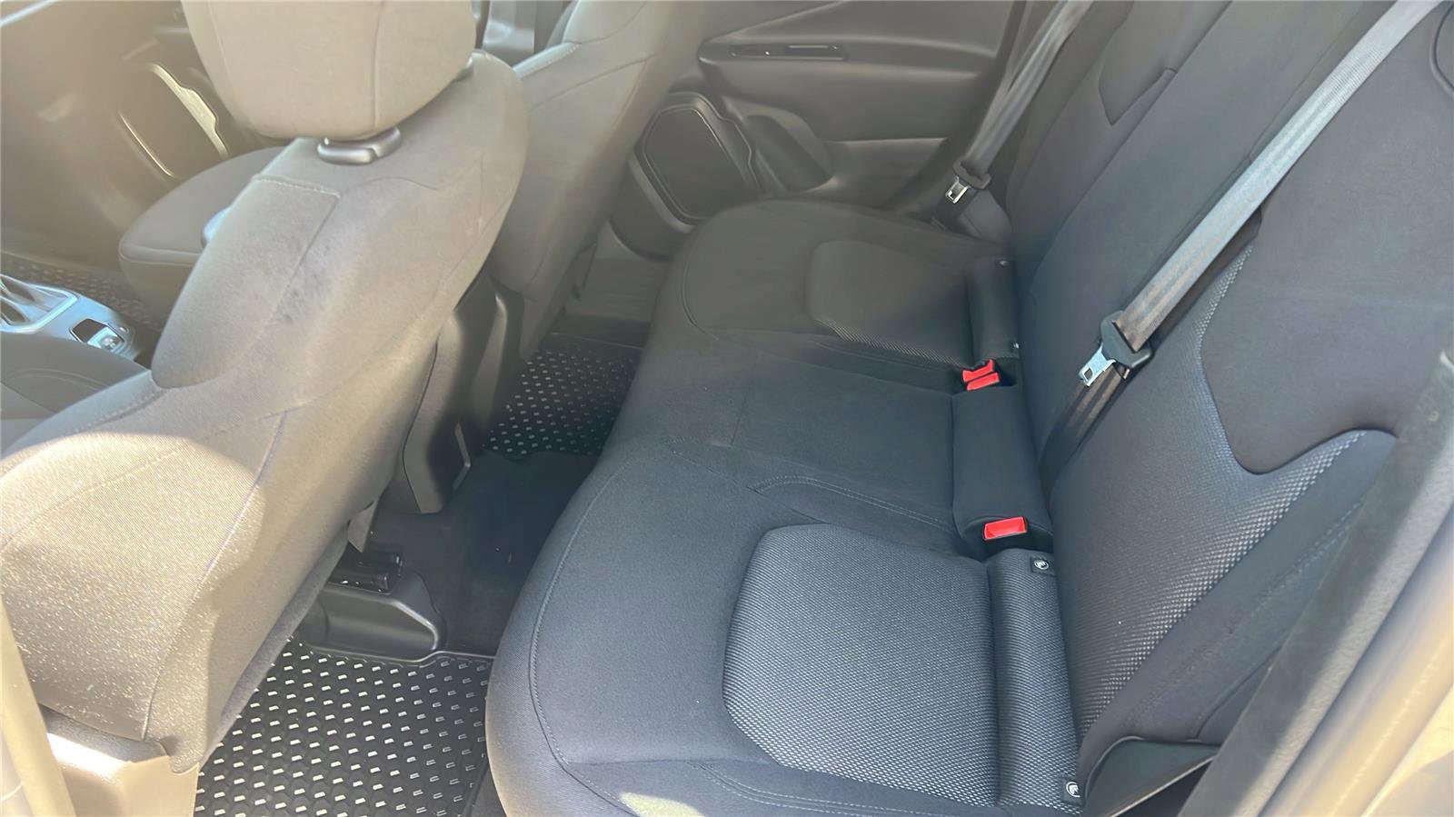 Used 2023 Jeep Renegade Latitude w/ Sun & Fun Group AWD/4WD image 15