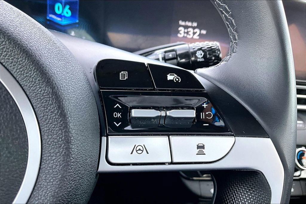 Used 2025 Hyundai Elantra SEL image 17