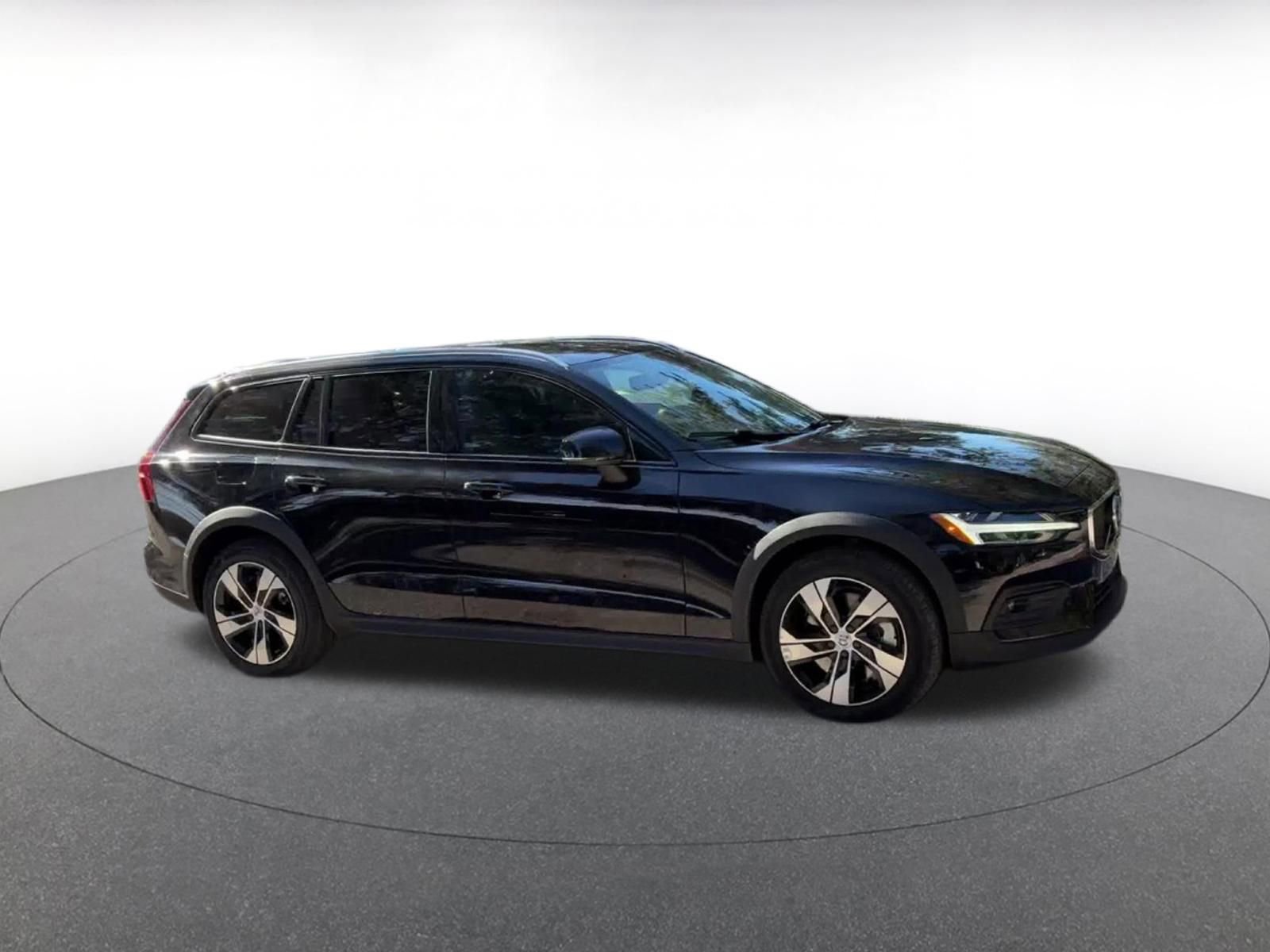Used 2025 Volvo V60 B5 Cross Country Plus video 2