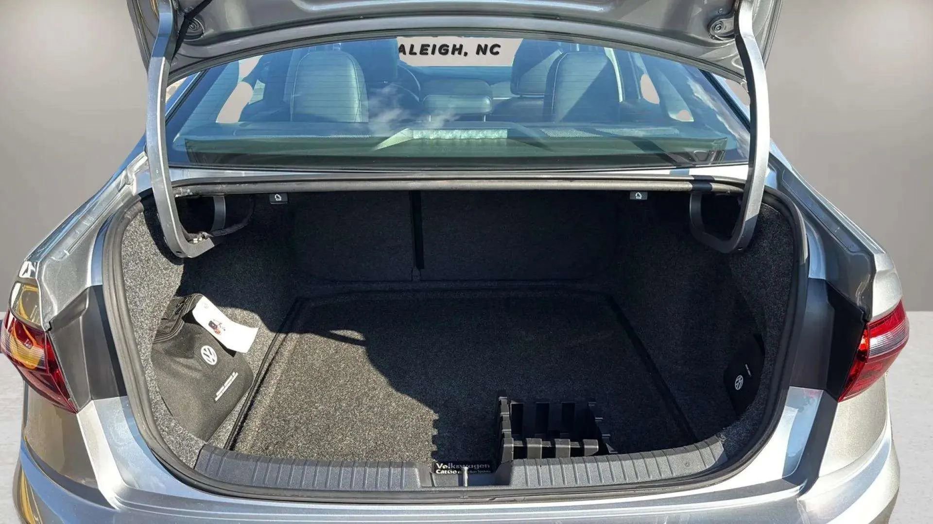 Used 2020 Volkswagen Jetta SEL Premium image 19