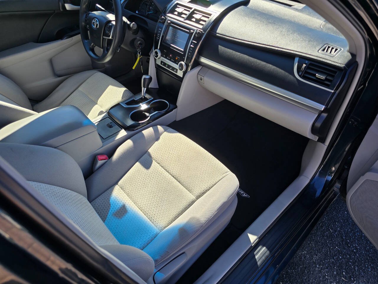 Used 2013 Toyota Camry LE FWD image 26