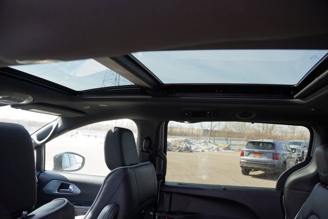 New 2026 Chrysler Pacifica Limited w/ S Appearance Package image 14