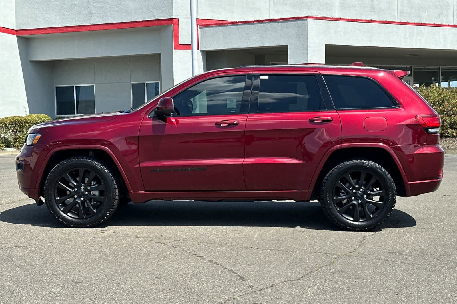 Used 2018 Jeep Grand Cherokee Altitude AWD/4WD image 9