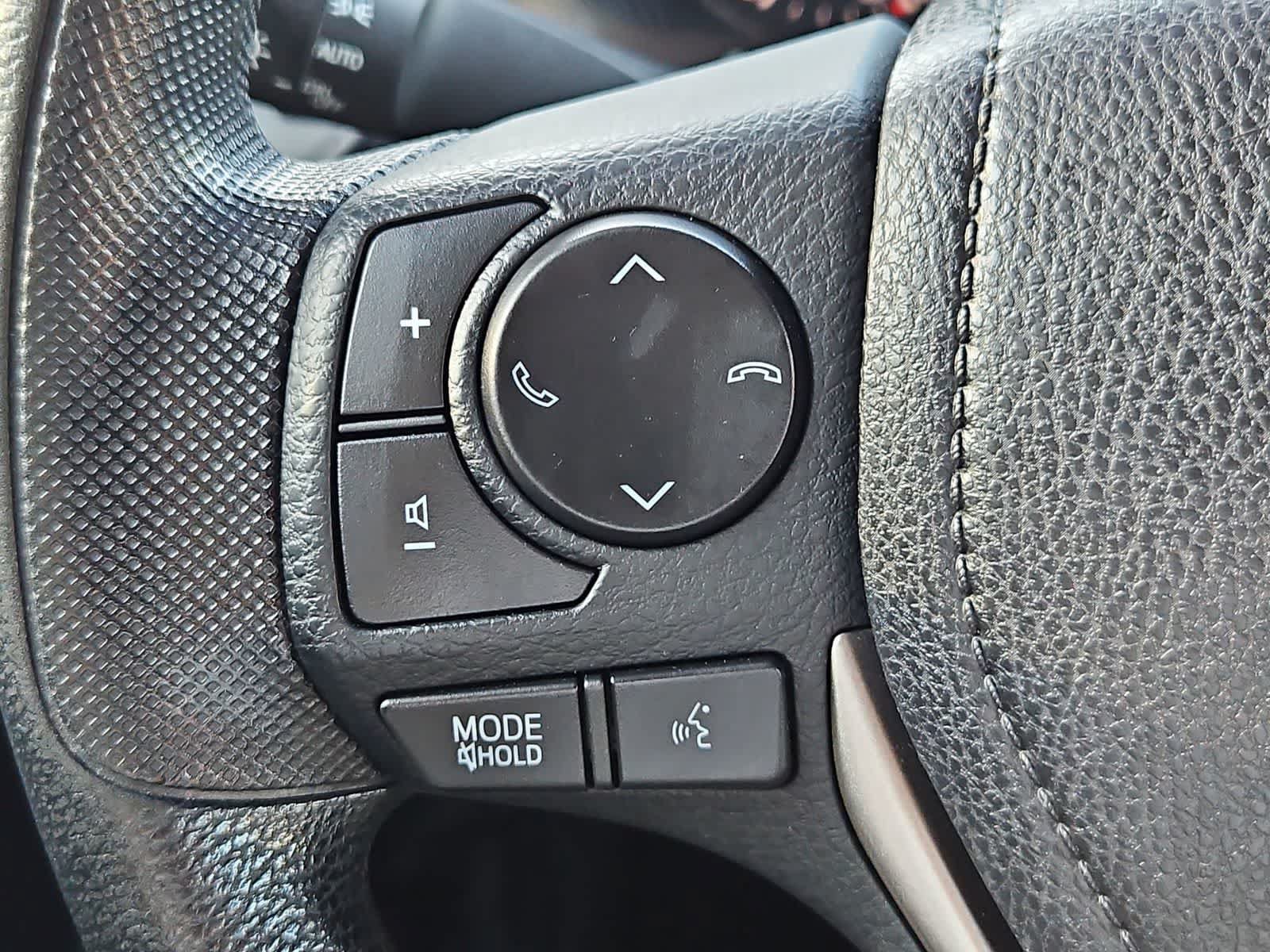 Used 2018 Toyota RAV4 LE FWD image 9