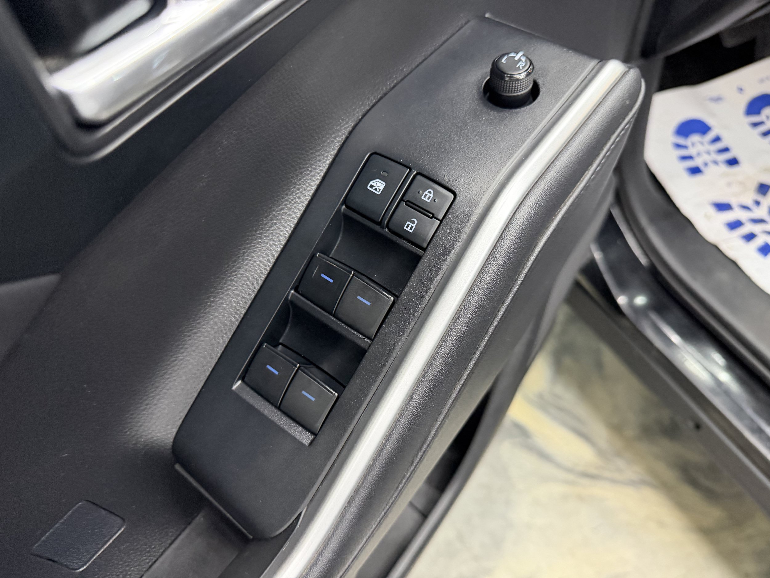 Used 2020 Toyota Highlander XLE AWD/4WD image 13
