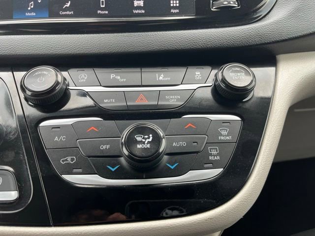 Used 2019 Chrysler Pacifica Touring-L FWD image 21