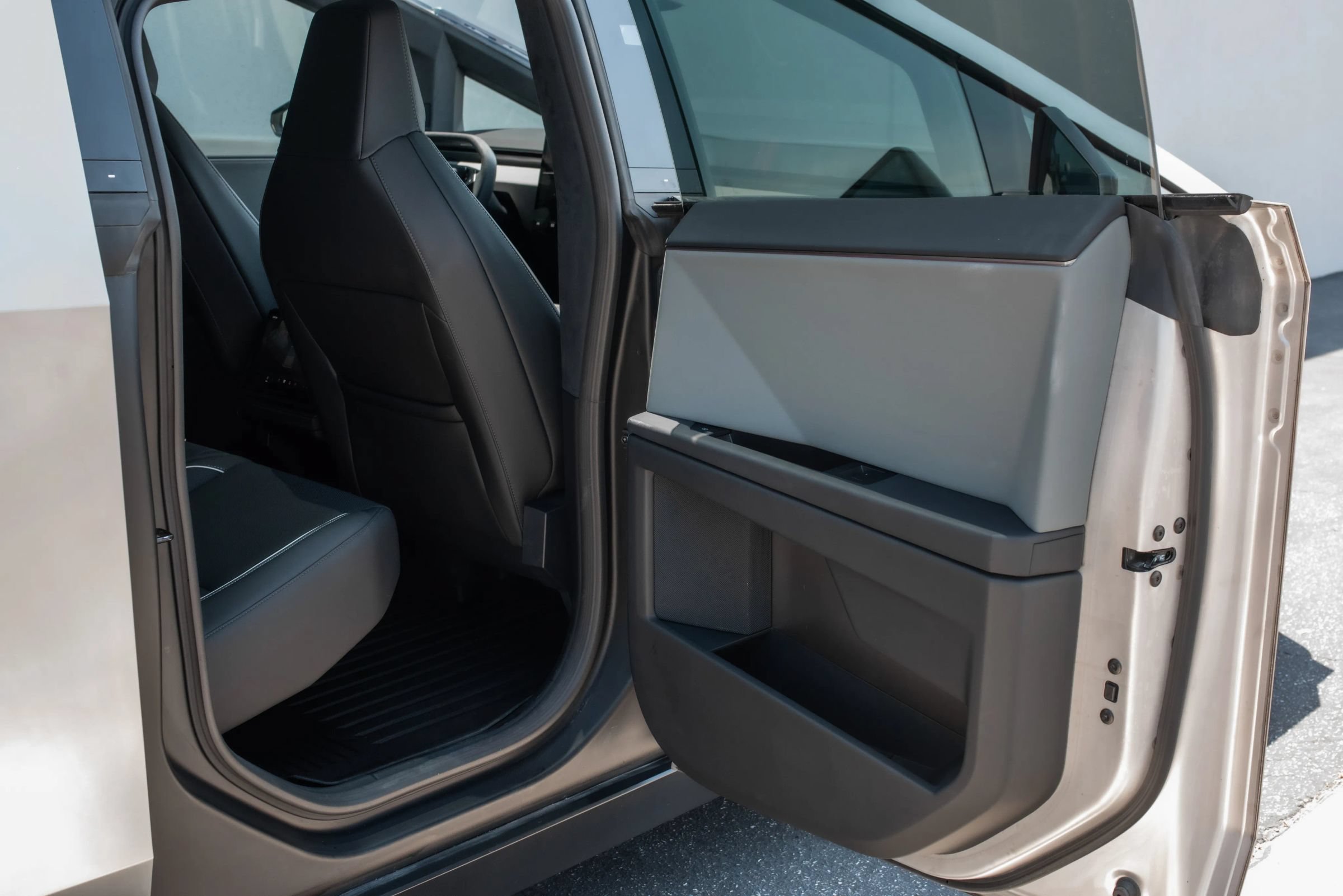 Used 2025 Tesla Cybertruck AWD Crew Cab image 22