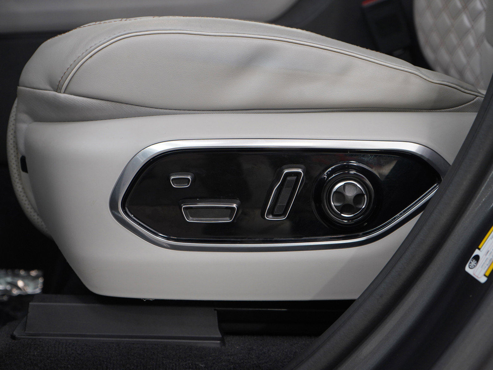 Used 2021 Jeep Grand Cherokee L Summit w/ Advanced Protech Group IV image 26