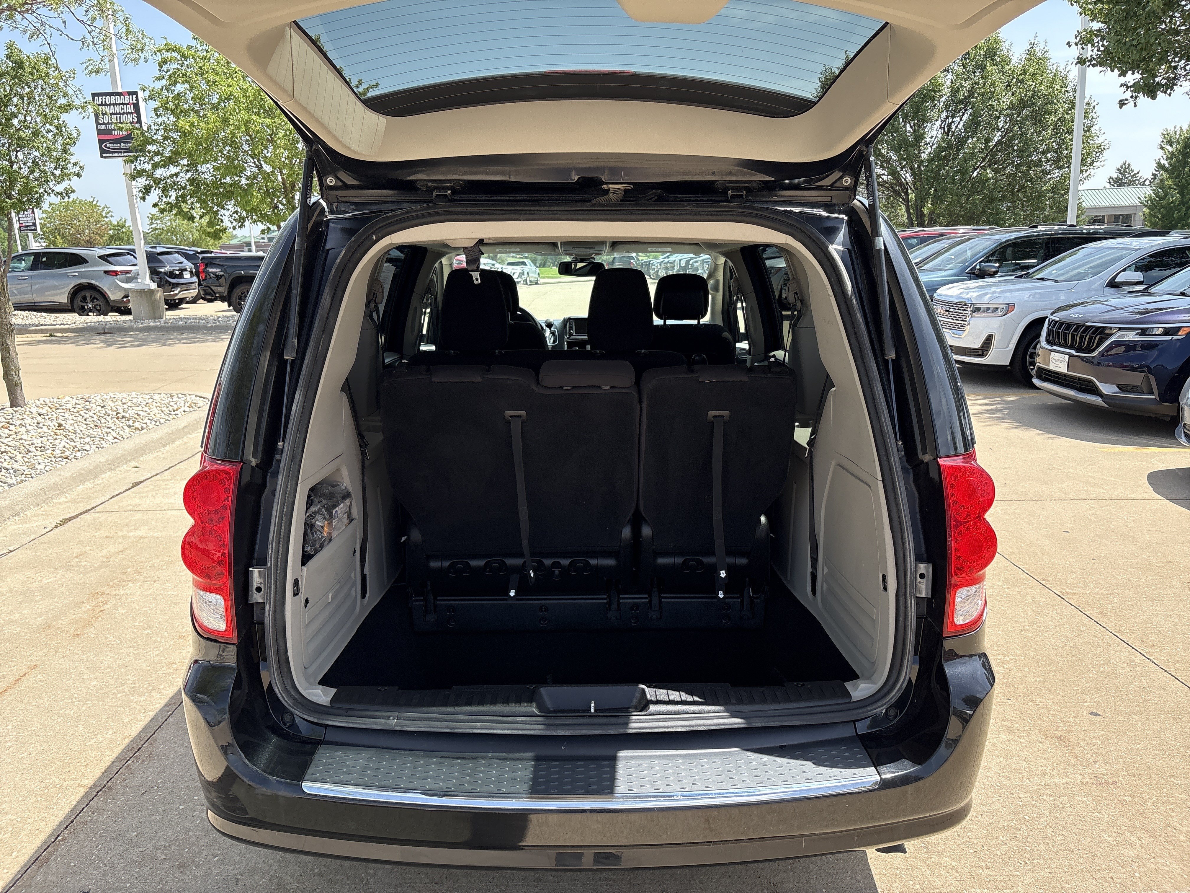 Used 2019 Dodge Grand Caravan SE w/ UConnect Hands-Free Group FWD image 16
