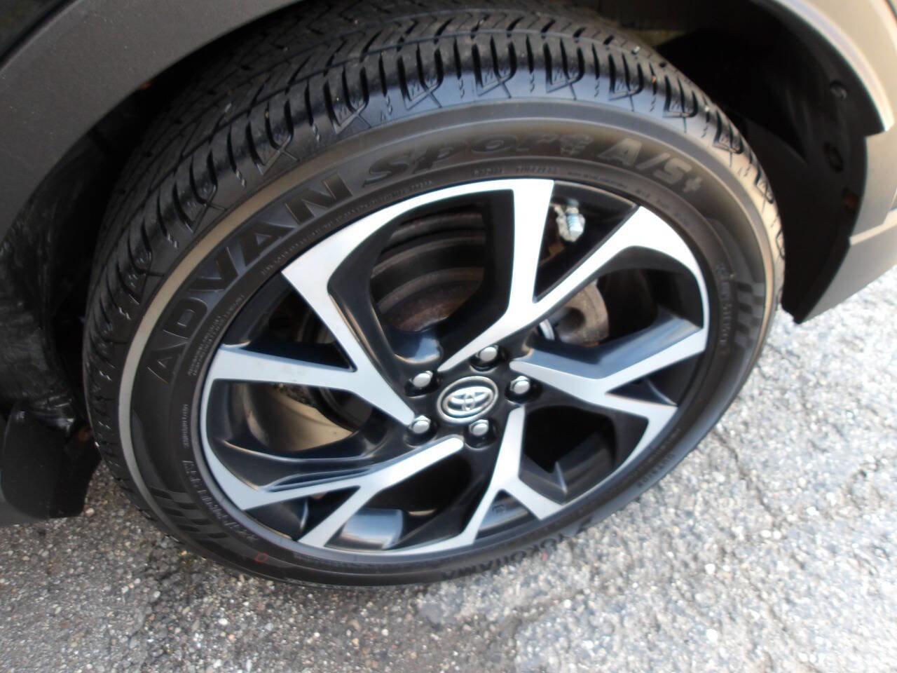 Used 2018 Toyota C-HR XLE FWD image 30