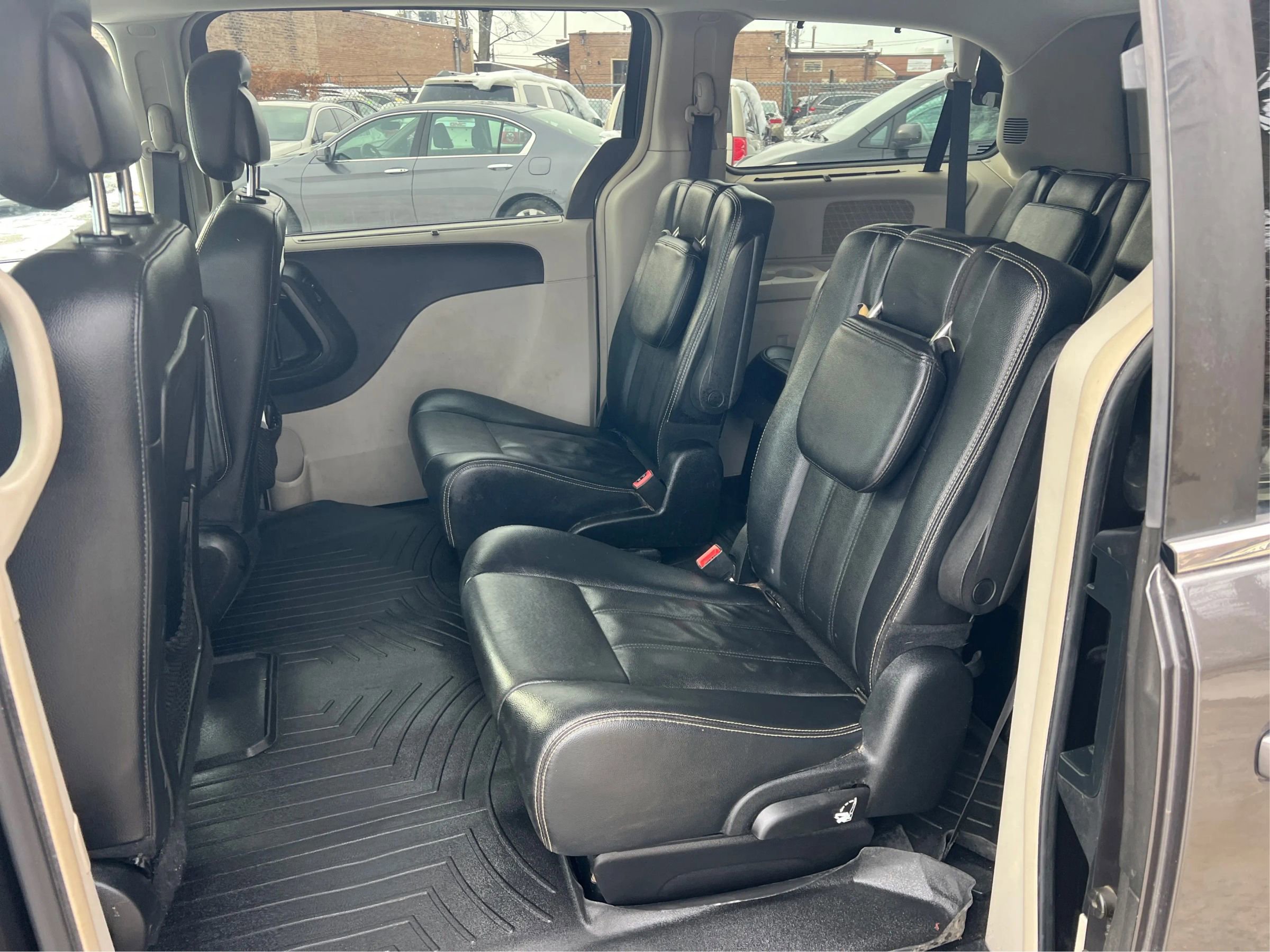 Used 2015 Chrysler Town & Country Touring image 11