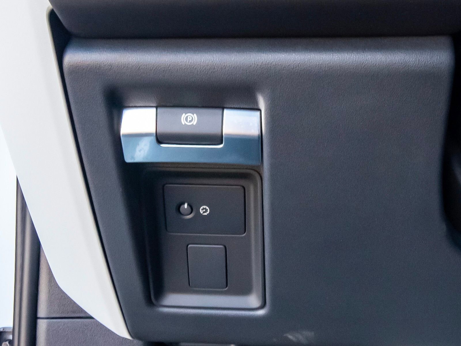 Used 2025 Land Rover Defender 90 S image 11