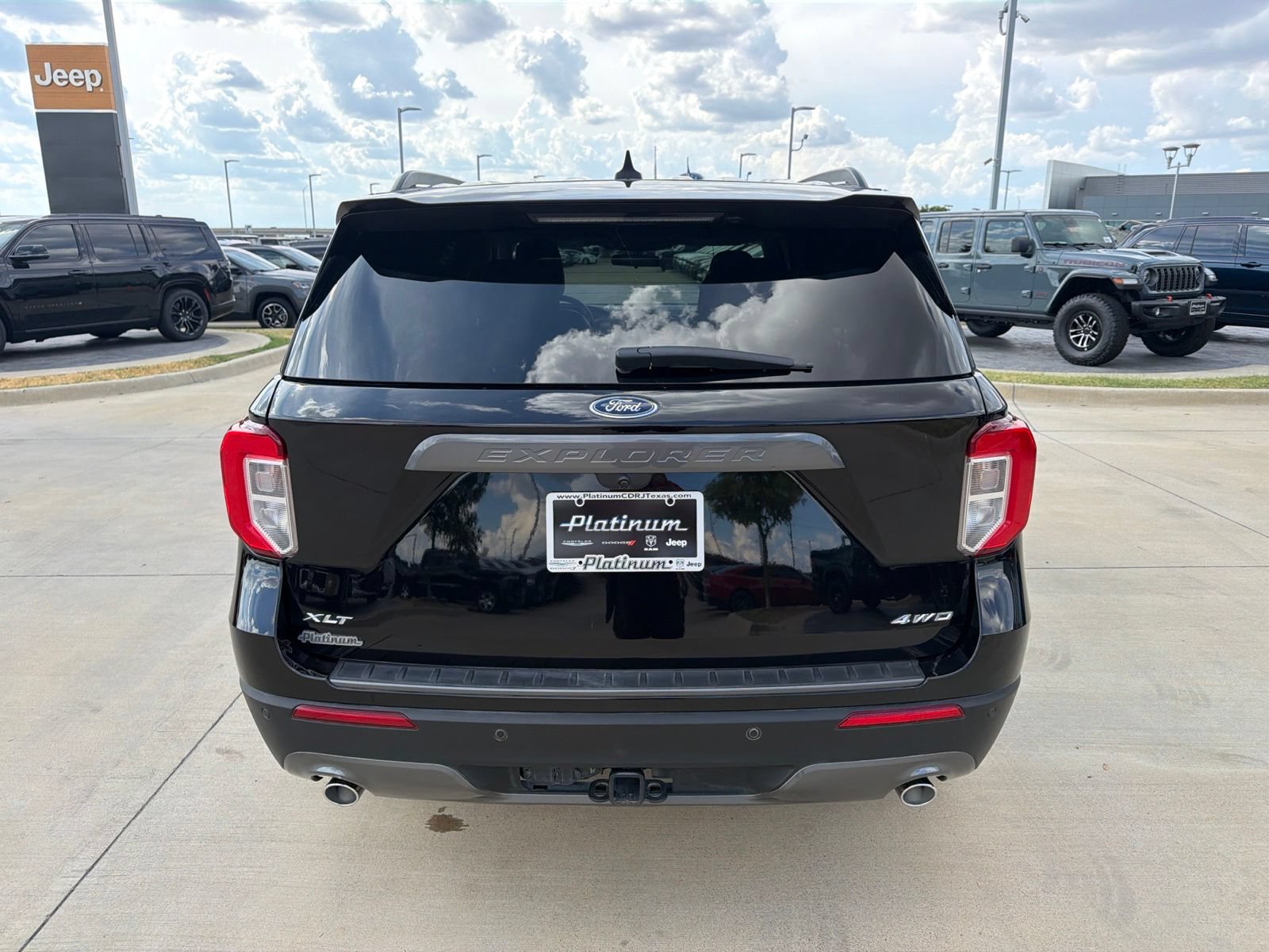 Used 2022 Ford Explorer XLT w/ Equipment Group 202A AWD/4WD image 4